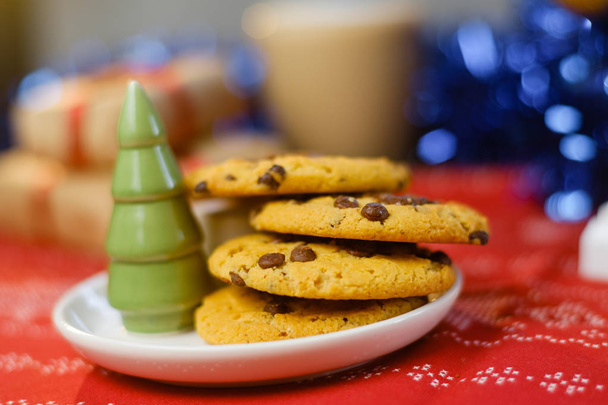 Kerstkoekjes met chocolade en cacao op de achtergrond van kaarsen. - Foto, afbeelding