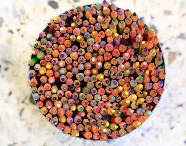 Buntstifte aus Holz mit der Spitze in vielen Farben in einer runden Dose - Foto, Bild