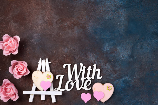Cookies en forme de coeur dans la cerise sur le chevalet comme une image sur pierre avec espace de copie, pose plate. Joyeuse Saint-Valentin
 - Photo, image