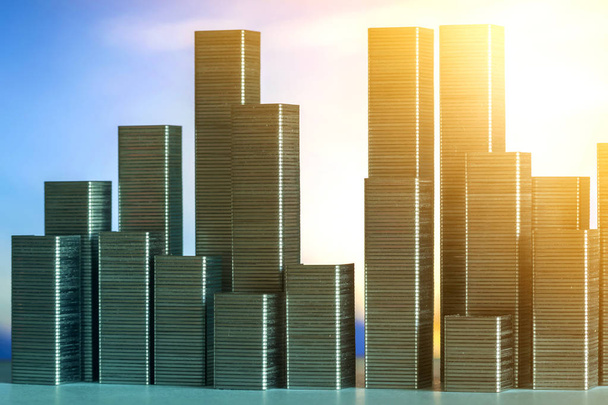 Συνδετήρες, διατεταγμένα σε μορφή ορίζοντα της πόλης με φόντο ηλιοβασίλεμα - Φωτογραφία, εικόνα