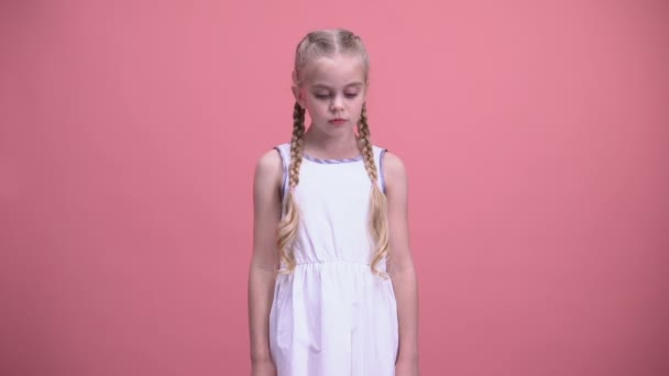 Triste petite fille tenant des morceaux de cœur brisé, souffrant de parents divorce
 - Séquence, vidéo