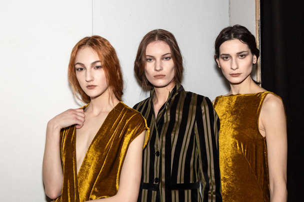 MILAN, ITALY - JJANUARY 14: Beautiful models pose in the backstage just before Sartorial Monk show during Milan Men's Fashion Week on JANUARY 14, 2019 in Milan. - Φωτογραφία, εικόνα
