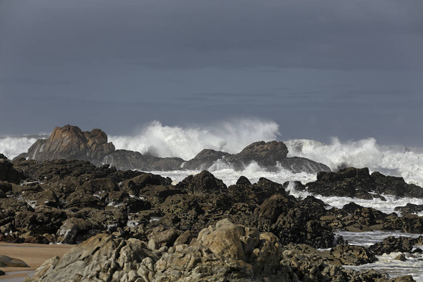 白い波が岩の多いビーチ、ポルトガル北部の. - 写真・画像
