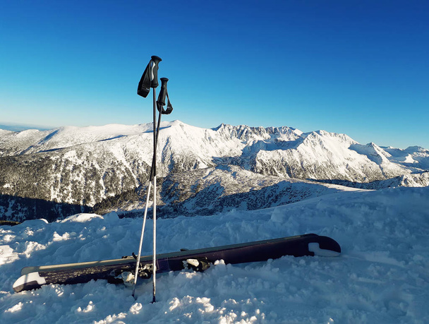 Гірськолижне обладнання на вершині Todorka пік з метою сніг покриті гори Пірін. - Фото, зображення
