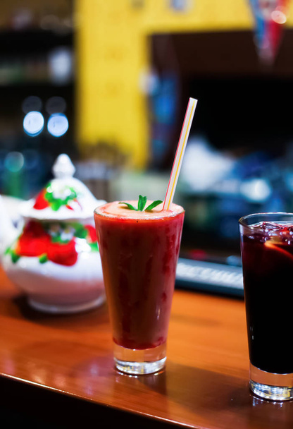 Una serie di cocktail diversi su un tavolo da bar in un pub
  - Foto, immagini