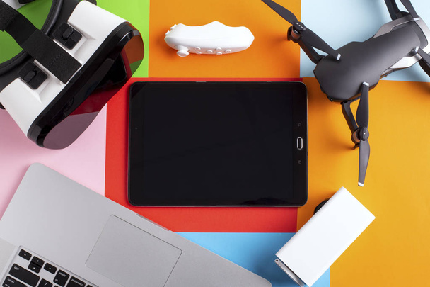 conjunto de aparatos modernos sobre un fondo colorido, maqueta de las nuevas tecnologías
 - Foto, Imagen