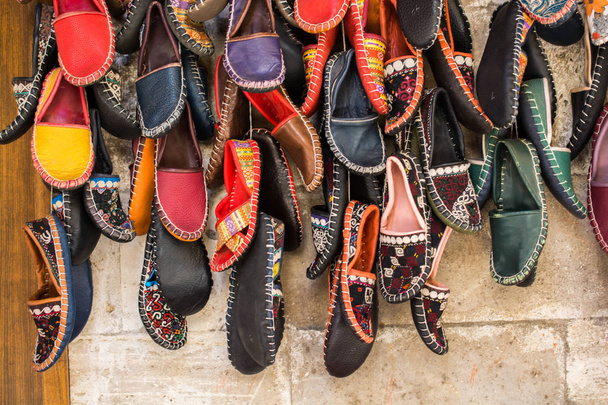 Conjunto de zapatos yemeníes tradicionales hechos a mano
 - Foto, Imagen