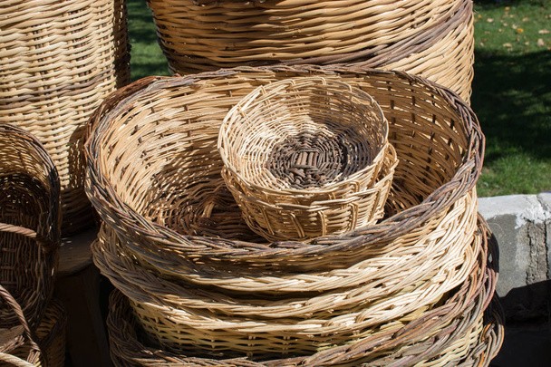Leere Weidenkörbe stehen auf einem Markt zum Verkauf - Foto, Bild