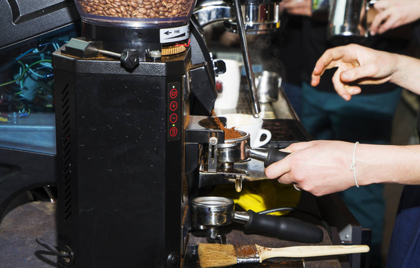 Giovane donna barista preparare il caffè utilizzando la macchina nel caffè
. - Foto, immagini