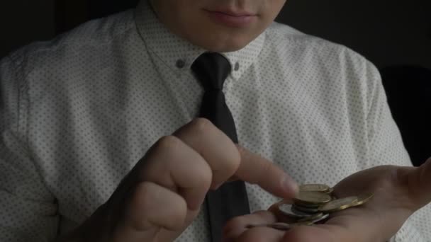 Νεαρός επιχειρηματίας ή manager καταμέτρηση χρημάτων κέρματος - Πλάνα, βίντεο