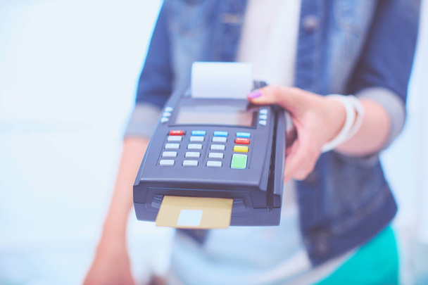 Kredi kartı ile ödeme, Satın almak ve satmak ürünler hizmet. Kredi kartı - Fotoğraf, Görsel
