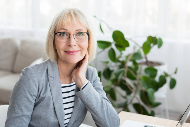 Portrait of elegant senior businesswoman, wearing eyeglasses - Fotografie, Obrázek