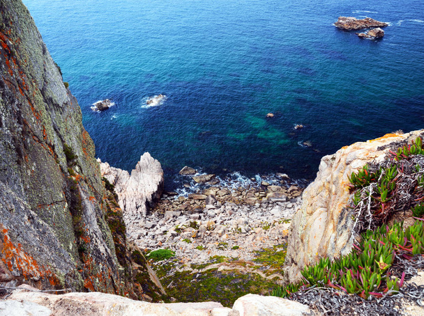Hermosa vista desde el punto más occidental de Europa continental, Cabo Roca, Portugal en las rocas, el océano y el cielo
. - Foto, Imagen