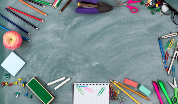 Vissza az iskolába koncepció zöld törli a chalkboard és diák különböző kellékek a kör határ  - Fotó, kép