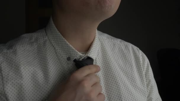 Müder Geschäftsmann löst seine Krawatte - Filmmaterial, Video