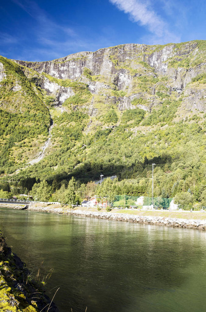 Озеро в прерії інтер'єр у Норвегії на Похмурий день. - Фото, зображення