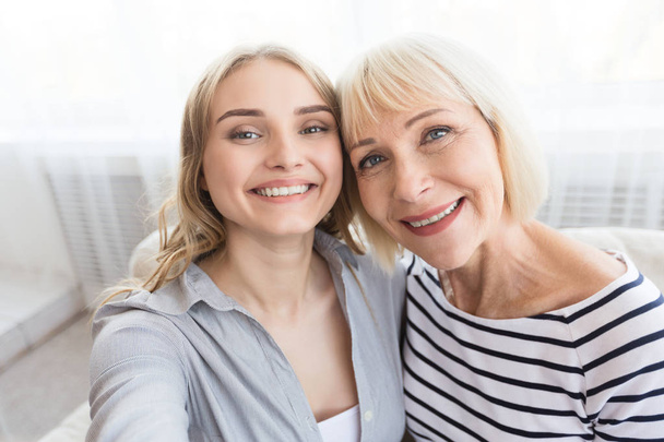 Senior mother and daughter taking selfie at home - Zdjęcie, obraz