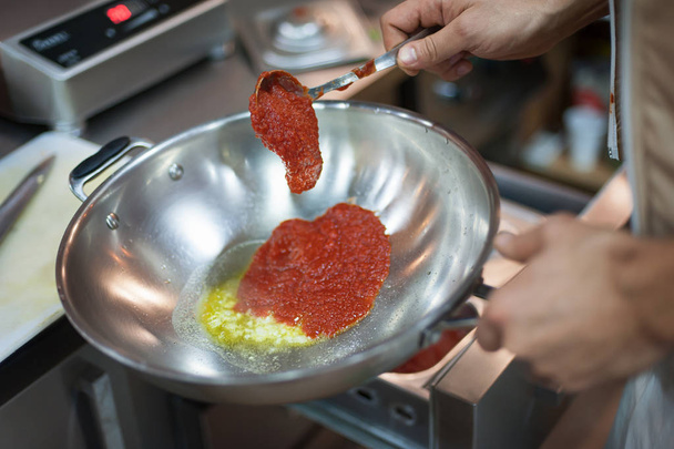 Руки шеф-кухаря готують смачні макарони в ресторані швидкого харчування. Смачна їжа
 - Фото, зображення