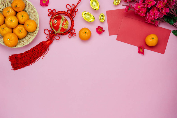 Chinese taal betekent rijk of rijk en gelukkig. Tabel bovenaanzicht Lunar New Year & Chinees Nieuwjaar vakantie concept achtergrond. Plat lag oranje & varken pop met goud geld & rode zak geld kaart op papier - Foto, afbeelding
