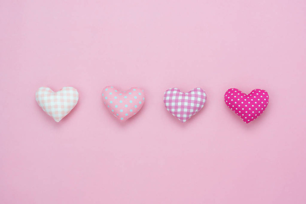 Tabel bovenaanzicht luchtfoto beeld van decoratie Valentijnsdag achtergrond concept. Plat leggen essentiële elementen mooie liefde hart op moderne rustieke roze paper.blank ruimte voor mock up creatief ontwerp. - Foto, afbeelding