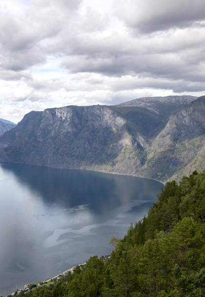Fiordes no sul da Noruega em um dia ensolarado
 - Foto, Imagem