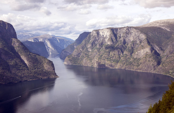 晴れた日に南ノルウェーのフィヨルド - 写真・画像