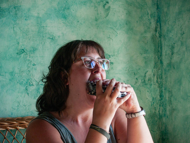 άρρωστη γυναίκα προσπαθεί να φάει τις συσκευασίες των χαπιών - Φωτογραφία, εικόνα