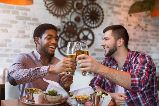 Ποικίλες φίλους πίνοντας μπύρα και τρώει μπιφτέκια - Φωτογραφία, εικόνα