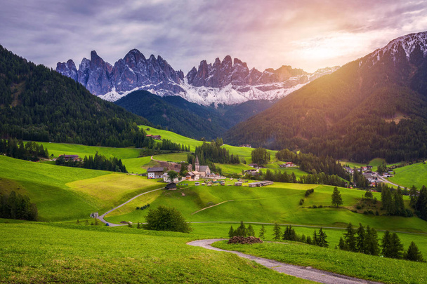 Słynny najlepiej alpejska miejsce świata, miejscowości Santa Maddalena (St Magdalena) z magicznym Dolomity w tle, Dolina Val di Funes, regionu Trentino Alto Adige, Włochy, Europa - Zdjęcie, obraz