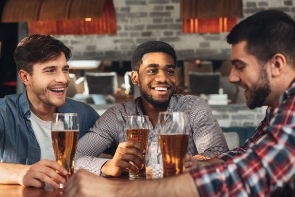 Best friends meeting and drinking beer in bar - Zdjęcie, obraz