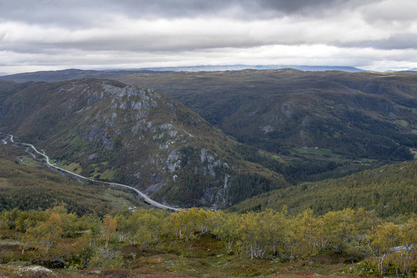 Βουνά στο εσωτερικό της Νότιας Νορβηγίας σε μια συννεφιασμένη μέρα. - Φωτογραφία, εικόνα