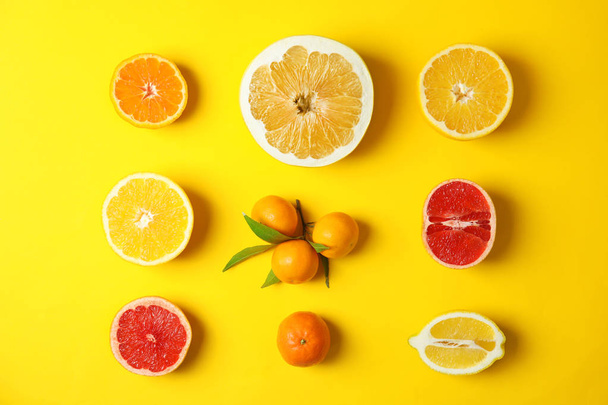 Different citrus fruits on color background, flat lay - Foto, Imagen
