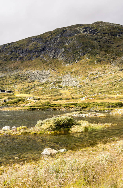 Lake in the prairies of the interior of southern Norway on a cloudy day. - 写真・画像