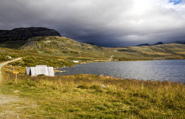Lago en las praderas del interior del sur de Noruega en un día nublado
. - Foto, imagen