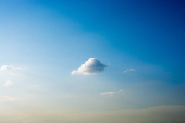Mavi bulutlu gökyüzü beyaz ve gri bulutlar ile - Fotoğraf, Görsel