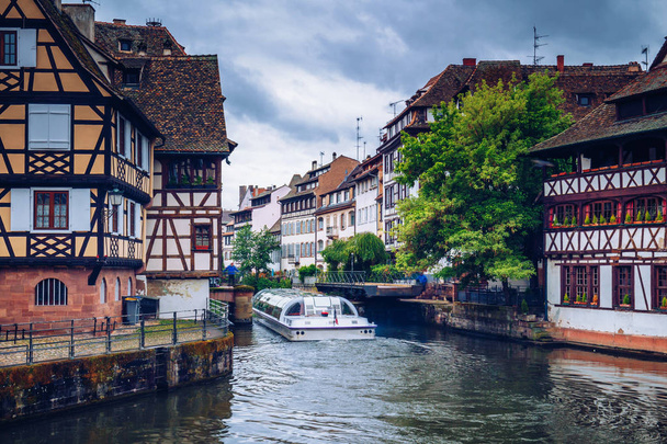 Kaunis näkymä historialliseen kaupunkiin Strasbourgiin, värikkäitä taloja idyllisellä joella. Strasbourg, Ranska - Valokuva, kuva