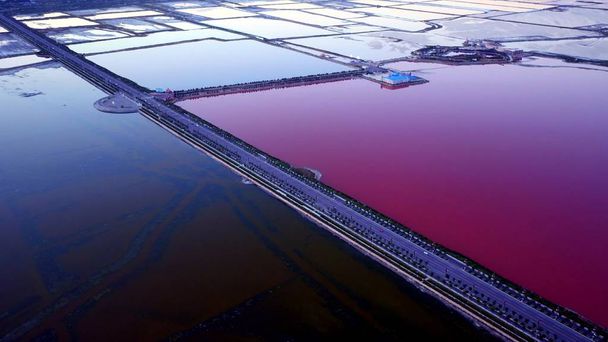 A légi felvétel a színes sós tó, Yuncheng, világhírű szárazföldi sós tó néven ismert "Holt-tengeri"Kína, Yuncheng város, Észak-kínai Shanxi tartományban, 2016. szeptember 7. - Fotó, kép
