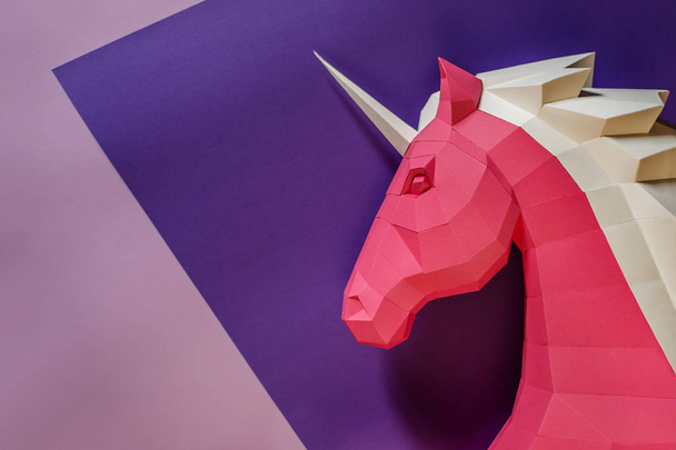 Papier unicorn hoofd op een gekleurde achtergrond. Geometrie, helder en pastel kleuren. - Foto, afbeelding
