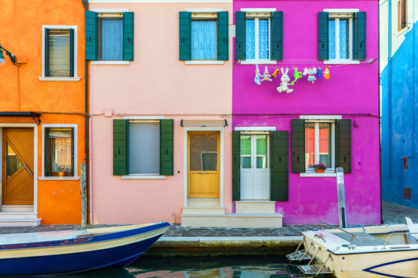 Janela colorida de uma casa na ilha veneziana de Burano, Veneza. Fachada das casas de Burano close-up. Veneza, Itália. - Foto, Imagem