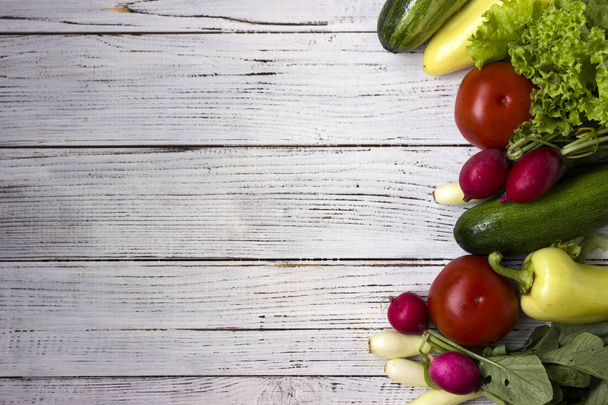 Tomate, courgette, poivre, oignon, radis-légumes sur table en bois, backgroun
 - Photo, image