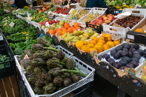 Mercado de agricultores: Montón de frutas y hortalizas frescas
 - Foto, Imagen