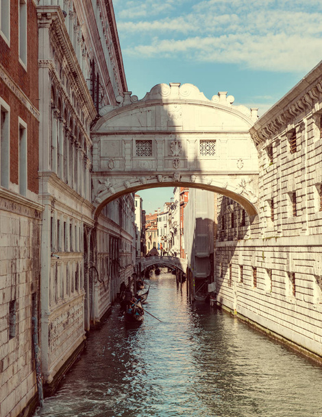 Vista del Puente de los Suspiros (Ponte dei Sospiri) y el Río de Palazzo o de Canonica Canal desde el Riva degli Schiavoni en Venecia, Italia. El Ponte de la Canonica es visible en el fondo. - Foto, Imagen
