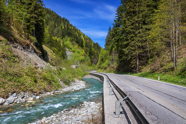 Route asphaltée en Autriche à travers la forêt, vallée en Autriche par une belle journée d'été. Alpes montagne tranquille vue d'été (Autriche
) - Photo, image