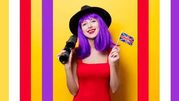 meisje met verrekijkers en vlag van Groot-Brittannië - Foto, afbeelding