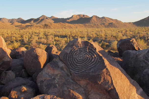 Спиральный петроглиф на Сигнал Хилл в Национальном парке Сагуаро, Аризона
. - Фото, изображение