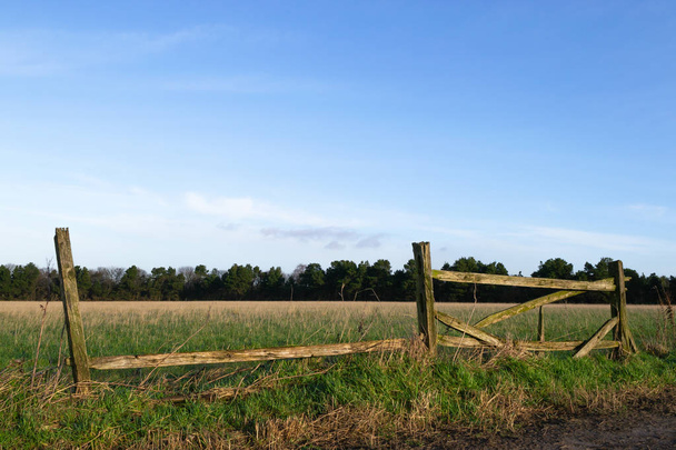 Régi, fából készült kerítés kívül Wigan, Anglia északnyugati magyar termőföld. - Fotó, kép