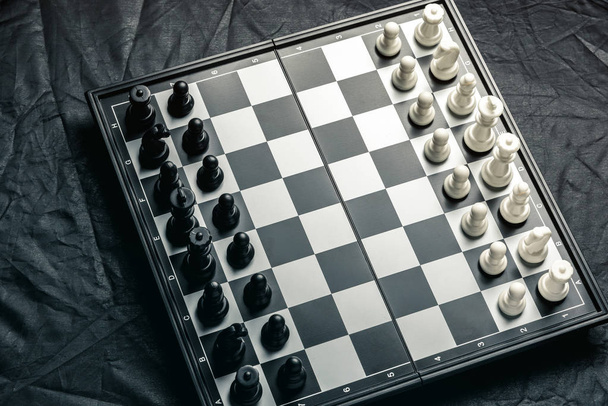 Scacchiera con scacchi bianchi e neri uno di fronte all'altro. Telaio orizzontale - Foto, immagini