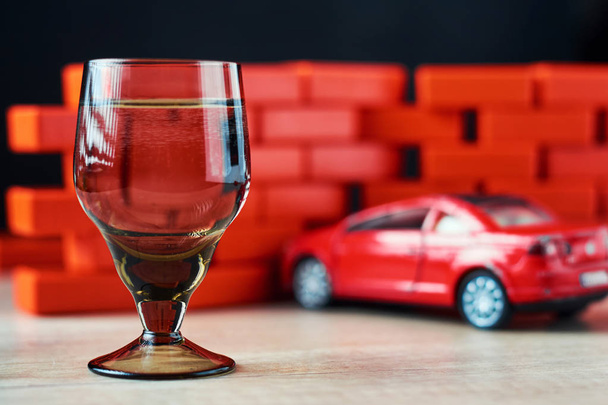 Μεθυσμένος οδήγησης ατύχημα συντριβή αυτοκινήτων. Μην το αυτοκίνητο μετά από ποτό έννοια. Shot γυαλί και ένα σπασμένο αυτοκίνητο - Φωτογραφία, εικόνα