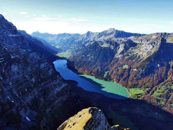 Panoramiczny widok z góry regionu Vorder Glarnisch w Alpy Glarneńskie pasmo górskie - kantonie Glarus, Szwajcaria - Zdjęcie, obraz