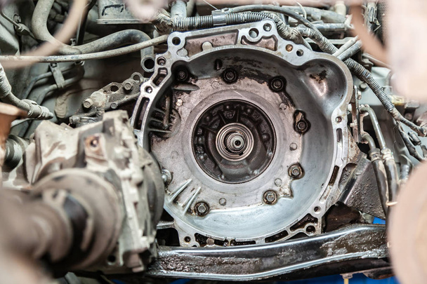 Nahaufnahme eines defekten Automatikgetriebes an einem alten Auto, das in einer Autowerkstatt zur Reparatur vorbereitet wurde - Foto, Bild